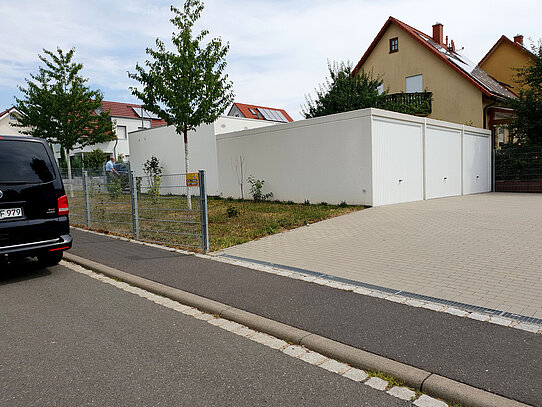 erst unpersönliche Garagenwand...